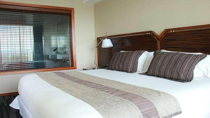 Hotel Dreams Valdivia Phòng bức ảnh A bed runner