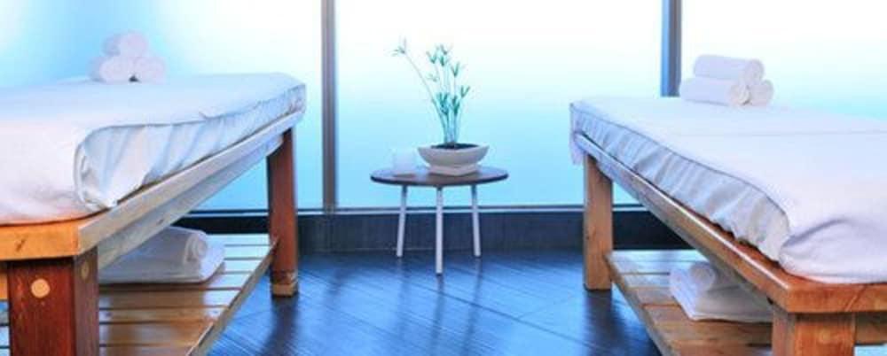 Hotel Dreams Valdivia Ngoại thất bức ảnh A small table with a plant