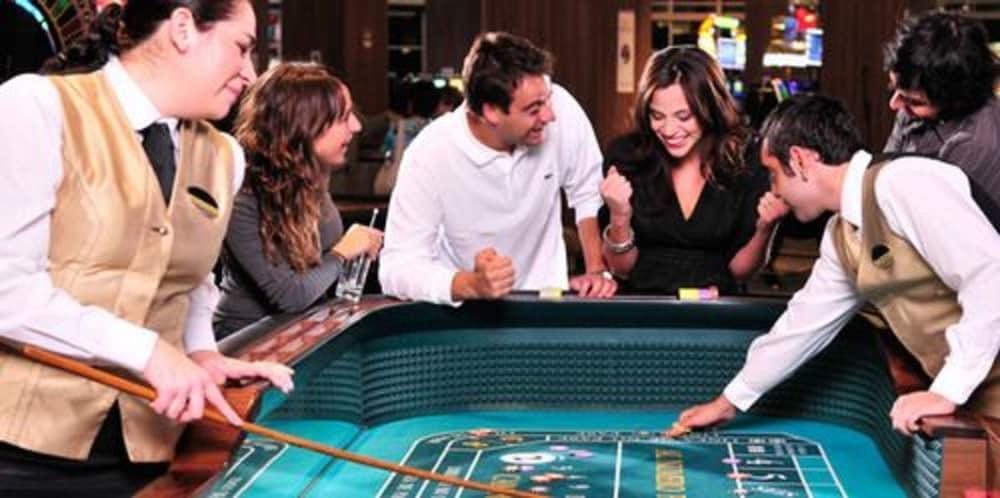 Hotel Dreams Valdivia Ngoại thất bức ảnh A game of Tejo being played